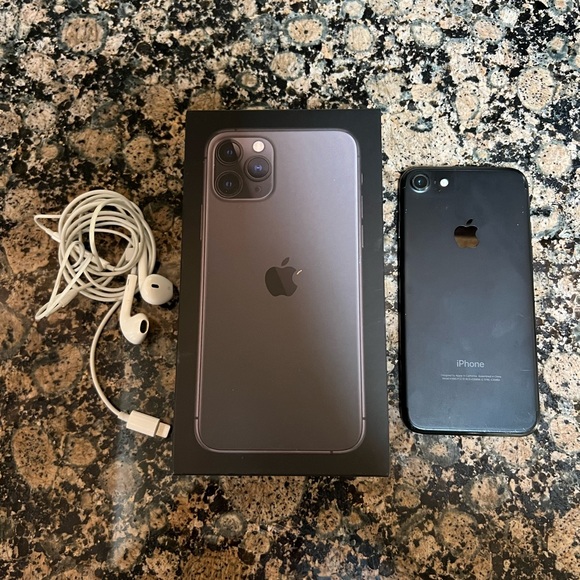 iPhone Series 7 - Picture 3 of 4